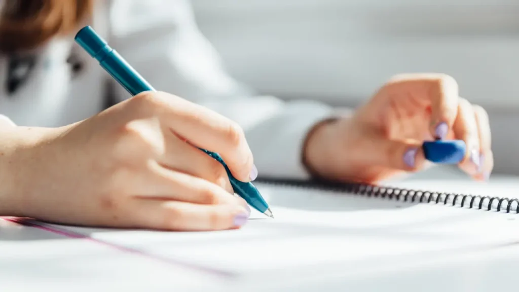 勉強している女性の写真